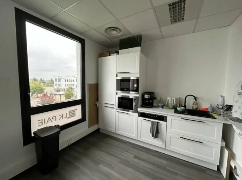 Office in Saint-Priest for lease - Building Photo - Image 3 of 7