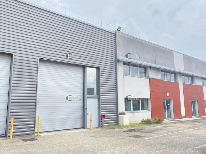 Industrial in Saint-Priest for lease - Building Photo - Image 2 of 12