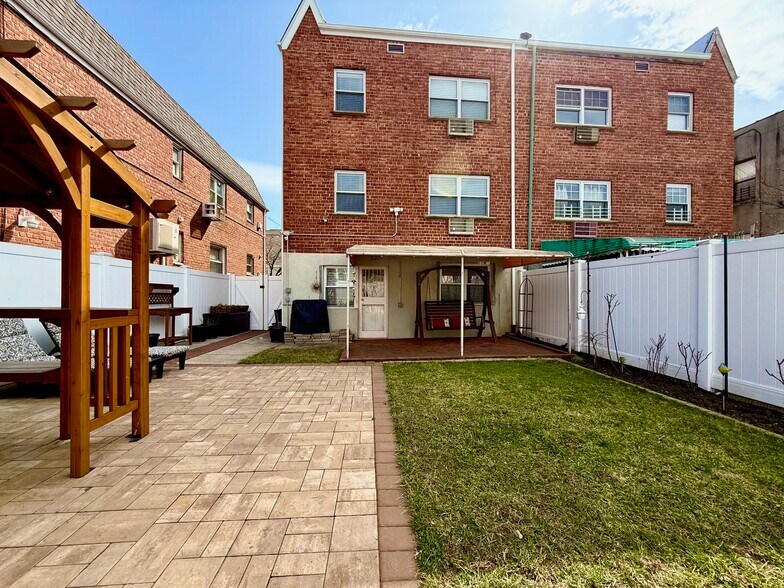 2123 Amory Ct, Ridgewood, NY à vendre - Photo du bâtiment - Image 2 de 19