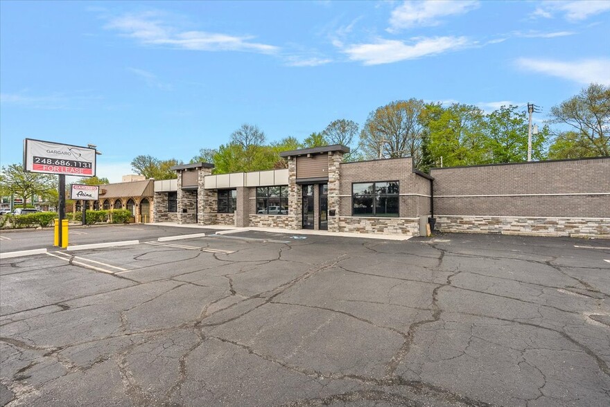 33535-33537 7 Mile Rd, Livonia, MI for lease - Building Photo - Image 3 of 17