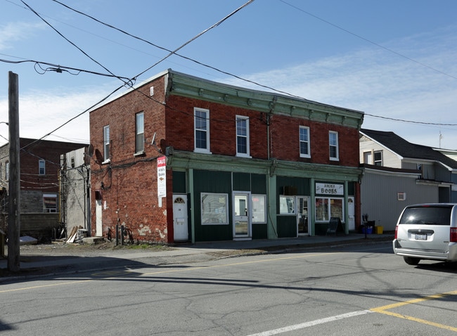 Plus de détails pour 28-34 Market St N, Smiths Falls, ON - Commerce de détail à vendre