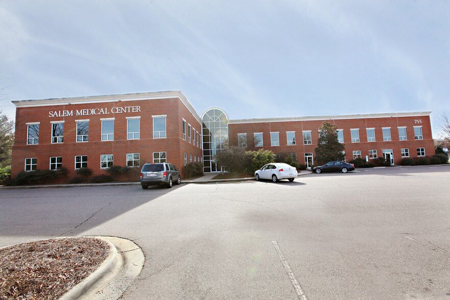 755 Highland Oaks Dr, Winston-Salem, NC à louer - Photo du bâtiment - Image 2 de 14