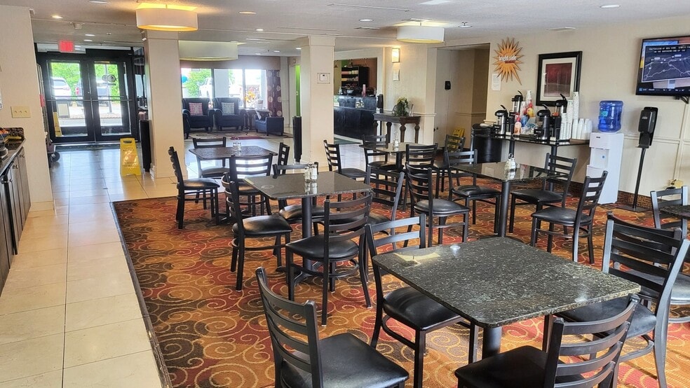 201 E Diamond Dr, Salina, KS for sale - Interior Photo - Image 3 of 15