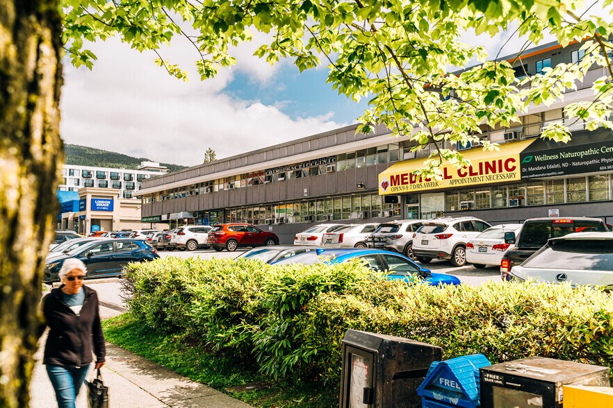 1900-1950 Lonsdale Ave, North Vancouver, BC à louer - Photo du bâtiment - Image 3 de 6