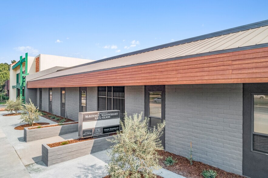 220 S Mooney Blvd, Visalia, CA à louer - Photo du bâtiment - Image 2 de 7
