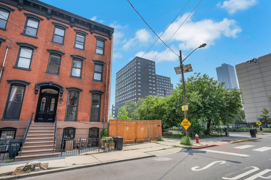 514 Manila Ave, Jersey City, NJ à vendre - Photo du bâtiment - Image 3 de 23