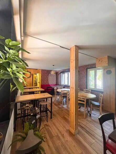 Retail in Lille for lease - Interior Photo - Image 1 of 6