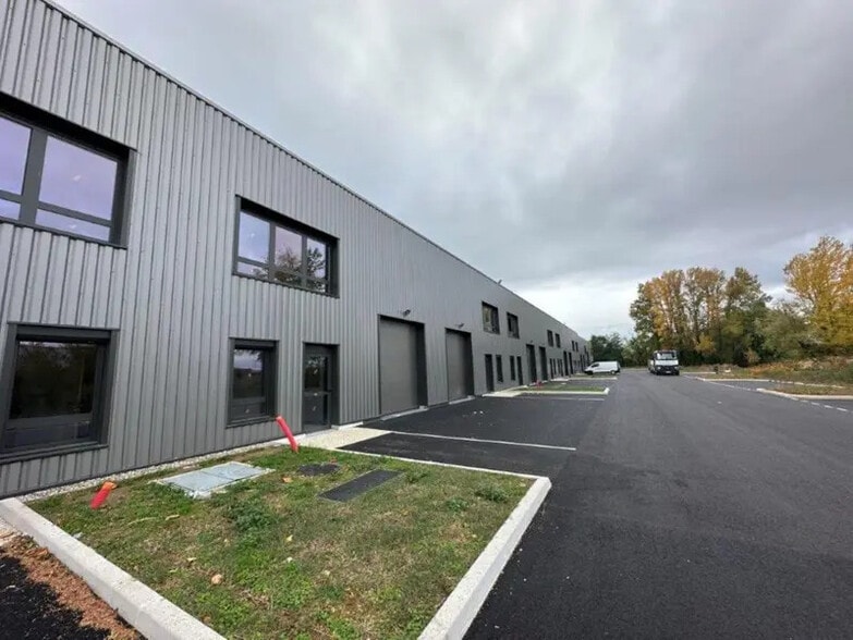 225 Avenue Des Marronniers, Bourgoin-Jallieu for lease - Building Photo - Image 2 of 21