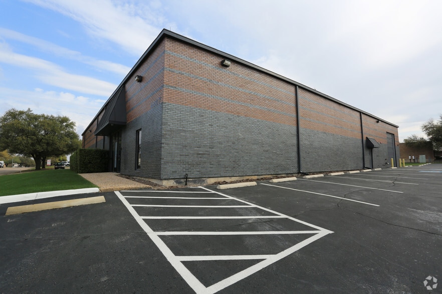 4407 Alpha Rd, Farmers Branch, TX à vendre - Photo du bâtiment - Image 3 de 13