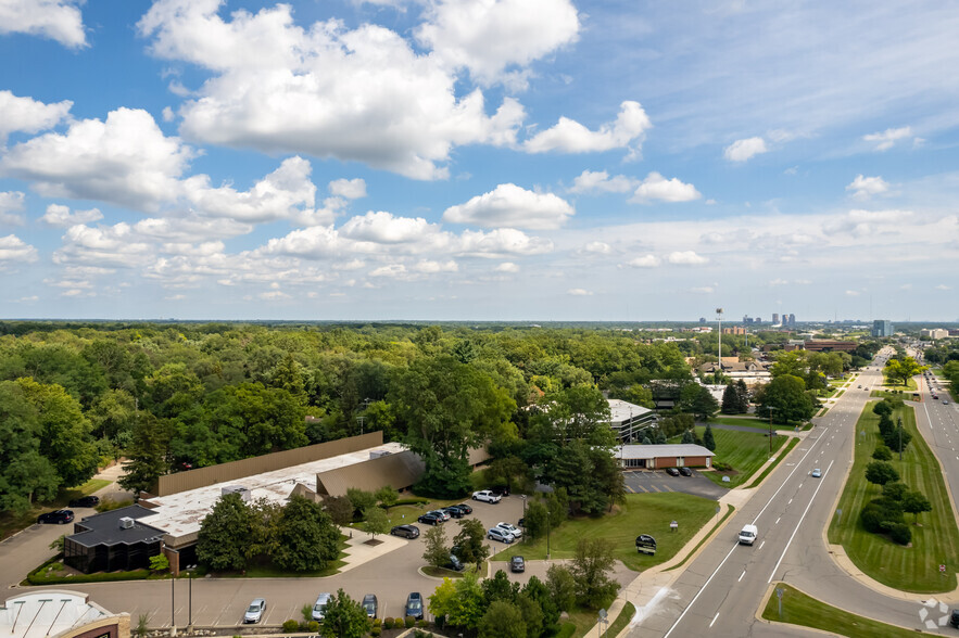 29600 Northwestern Hwy, Southfield, MI for lease - Aerial - Image 2 of 6