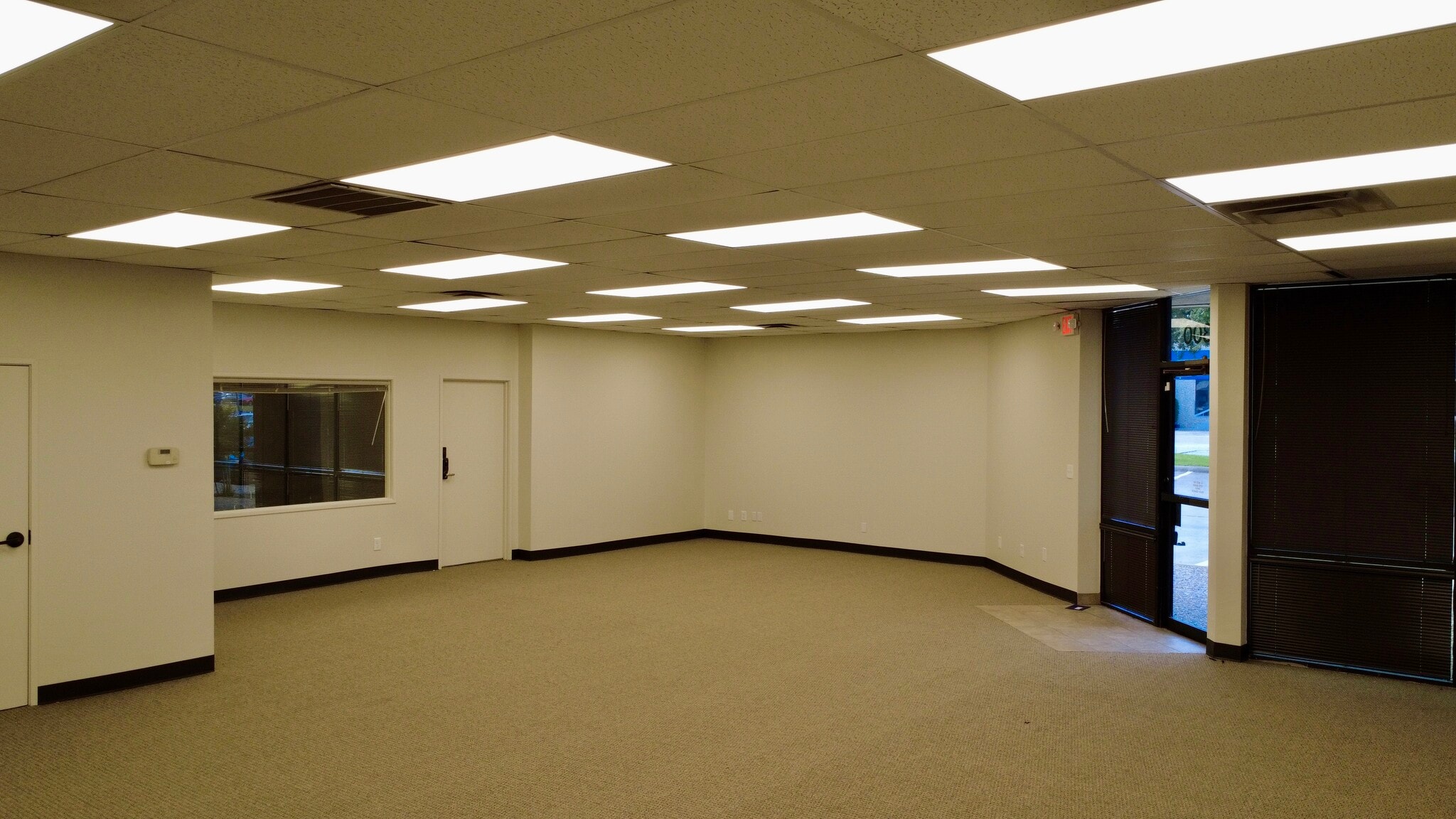 1111 W Carrier Pky, Grand Prairie, TX à louer Photo intérieure- Image 1 de 5