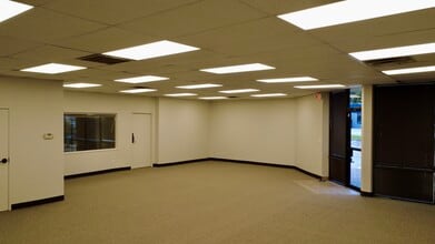 1111 W Carrier Pky, Grand Prairie, TX à louer Photo intérieure- Image 1 de 5