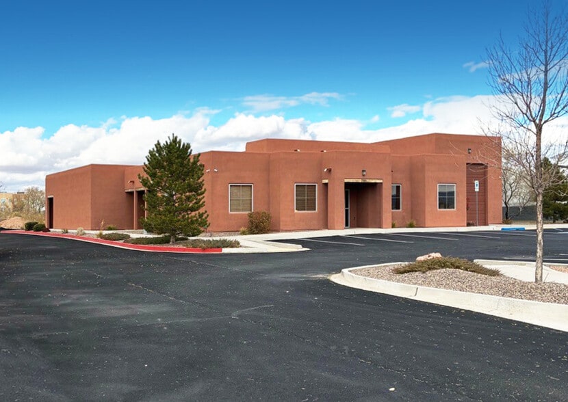 7585 Enchanted Hills Blvd NE, Rio Rancho, NM à vendre - Photo du bâtiment - Image 1 de 10