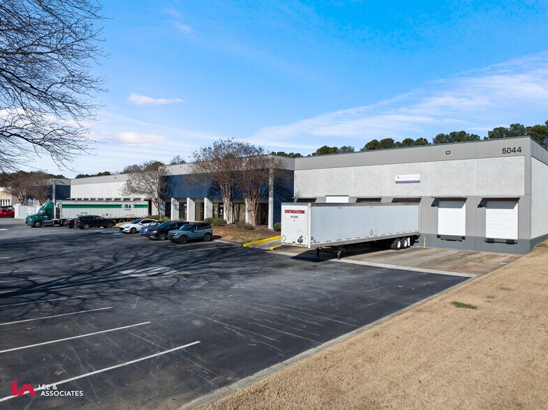 5044 S Royal Atlanta Dr, Tucker, GA à louer - Photo du bâtiment - Image 3 de 5
