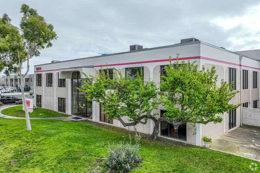 5252 Argosy Ave, Huntington Beach, CA à louer - Photo du bâtiment - Image 3 de 6
