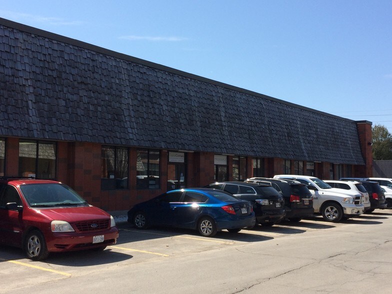 830-840 Industrial Ave, Ottawa, ON à louer - Photo du bâtiment - Image 3 de 5