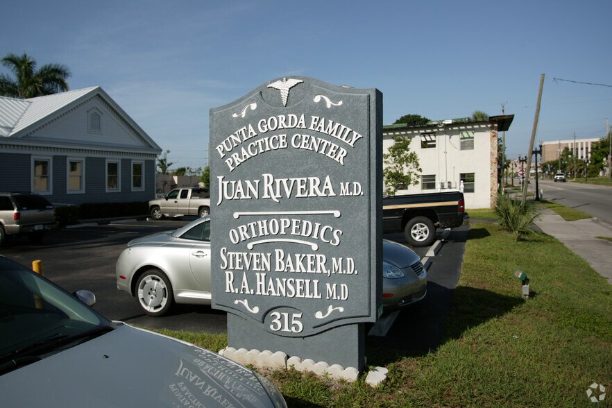 315 E Olympia Ave, Punta Gorda, FL à louer - Photo du bâtiment - Image 2 de 5