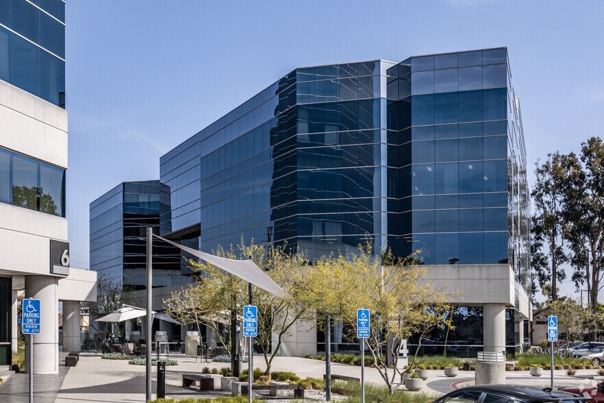 4 Centerpointe Dr, La Palma, CA for lease - Primary Photo - Image 1 of 14