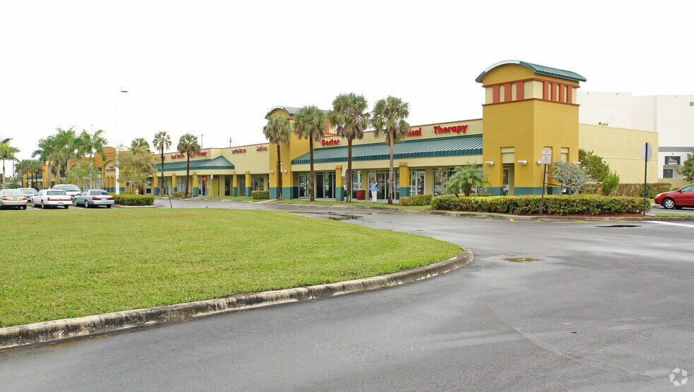 7642-7686 Nob Hill Rd, Tamarac, FL à louer - Photo du bâtiment - Image 3 de 3