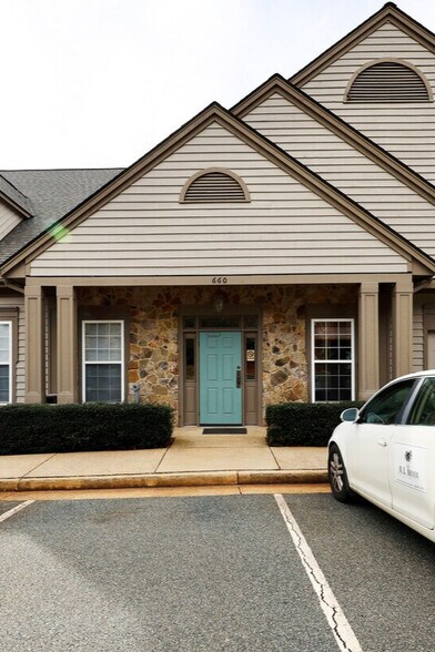 660 Hunters Pl, Charlottesville, VA à louer - Photo du bâtiment - Image 3 de 5
