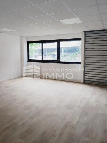 Office in Sucy-en-Brie for lease - Interior Photo - Image 2 of 3