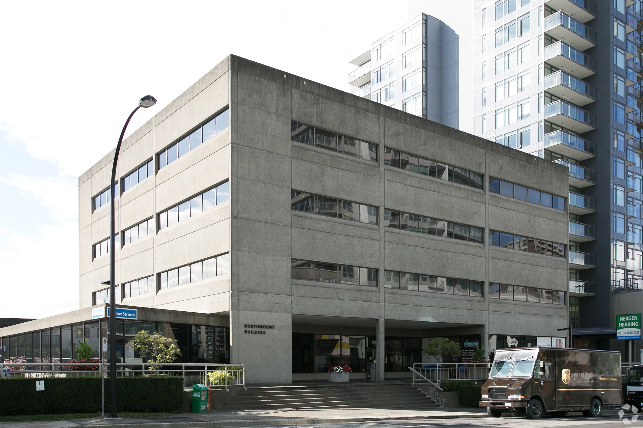 125 E 13th St, North Vancouver, BC à vendre Photo principale- Image 1 de 1