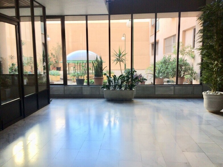 Office in Elche, Alicante for lease - Lobby - Image 2 of 9