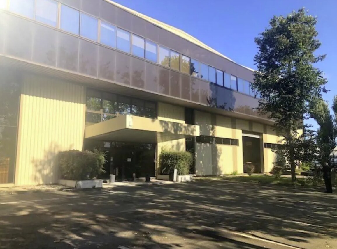 Avenue Albert Einstein, Trappes for lease Primary Photo- Image 1 of 2