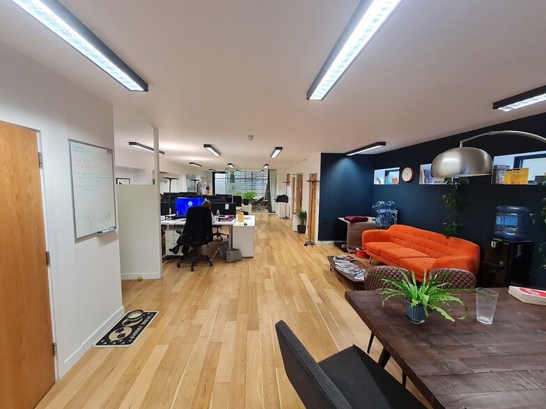 Pooley Dr, London for lease - Building Photo - Image 2 of 6