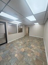 400 S Elm Plz, Broken Arrow, OK for lease Interior Photo- Image 2 of 8