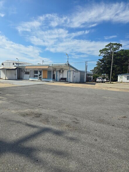 52 Beal Pky SW, Fort Walton Beach, FL à louer - Photo du bâtiment - Image 3 de 4