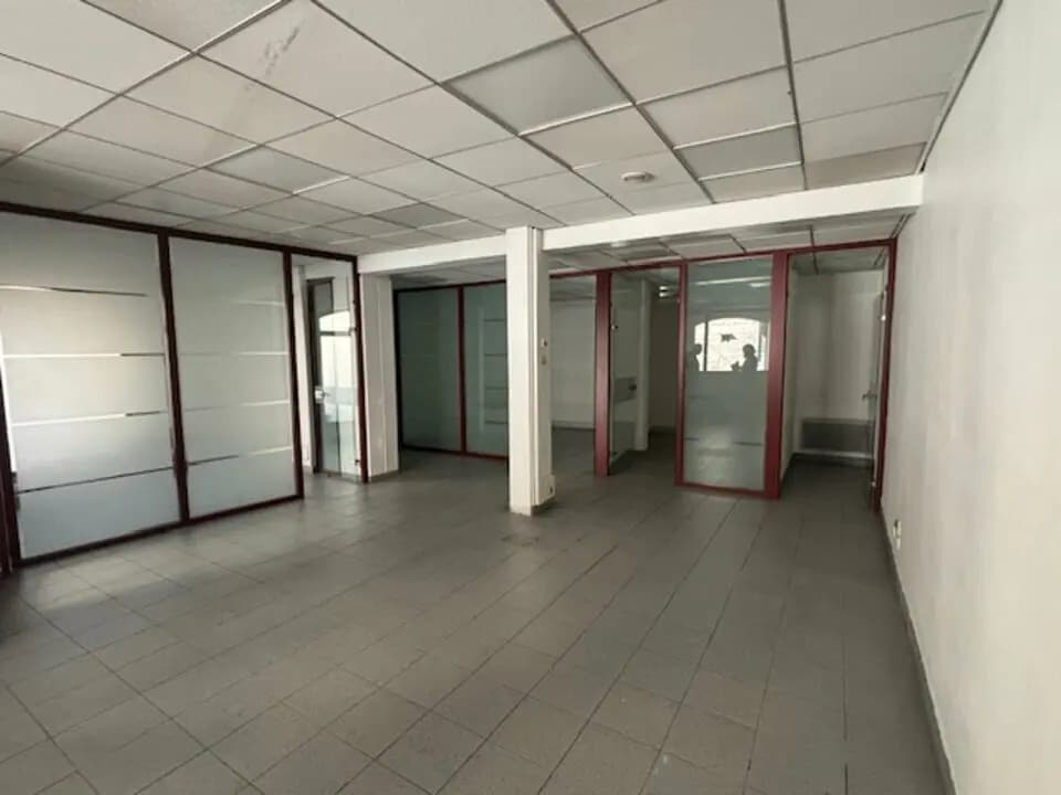 Retail in Pélissanne for lease Interior Photo- Image 1 of 12