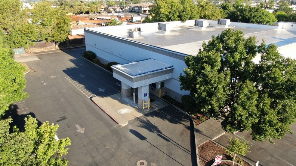 975 E Cypress Ave, Redding, CA for lease - Building Photo - Image 2 of 18