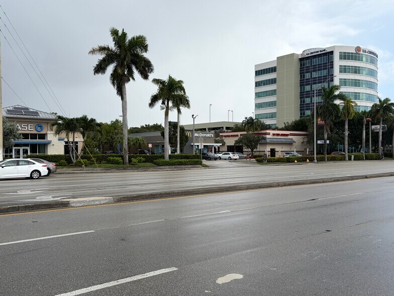 2421 NW 87th Ave, Doral, FL à vendre - Photo du bâtiment - Image 2 de 6