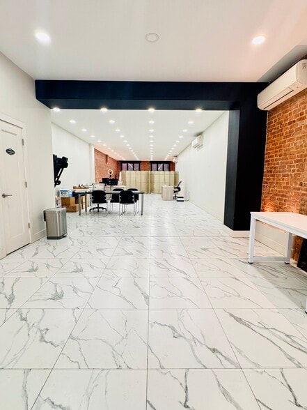 870 Dekalb Ave, Brooklyn, NY for lease - Interior Photo - Image 3 of 8