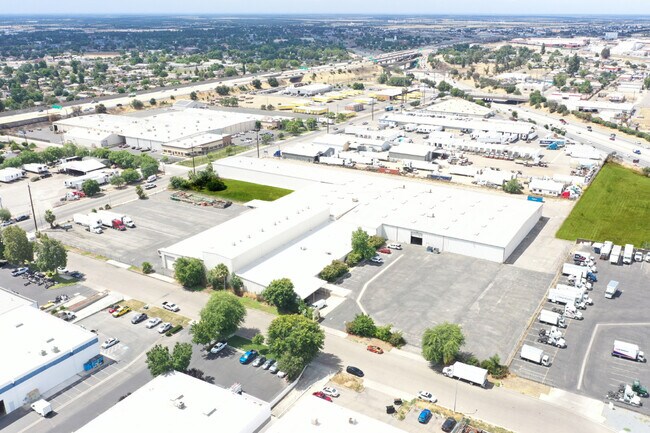 Plus de détails pour 2651 E Byrd Ave, Fresno, CA - Industriel à louer