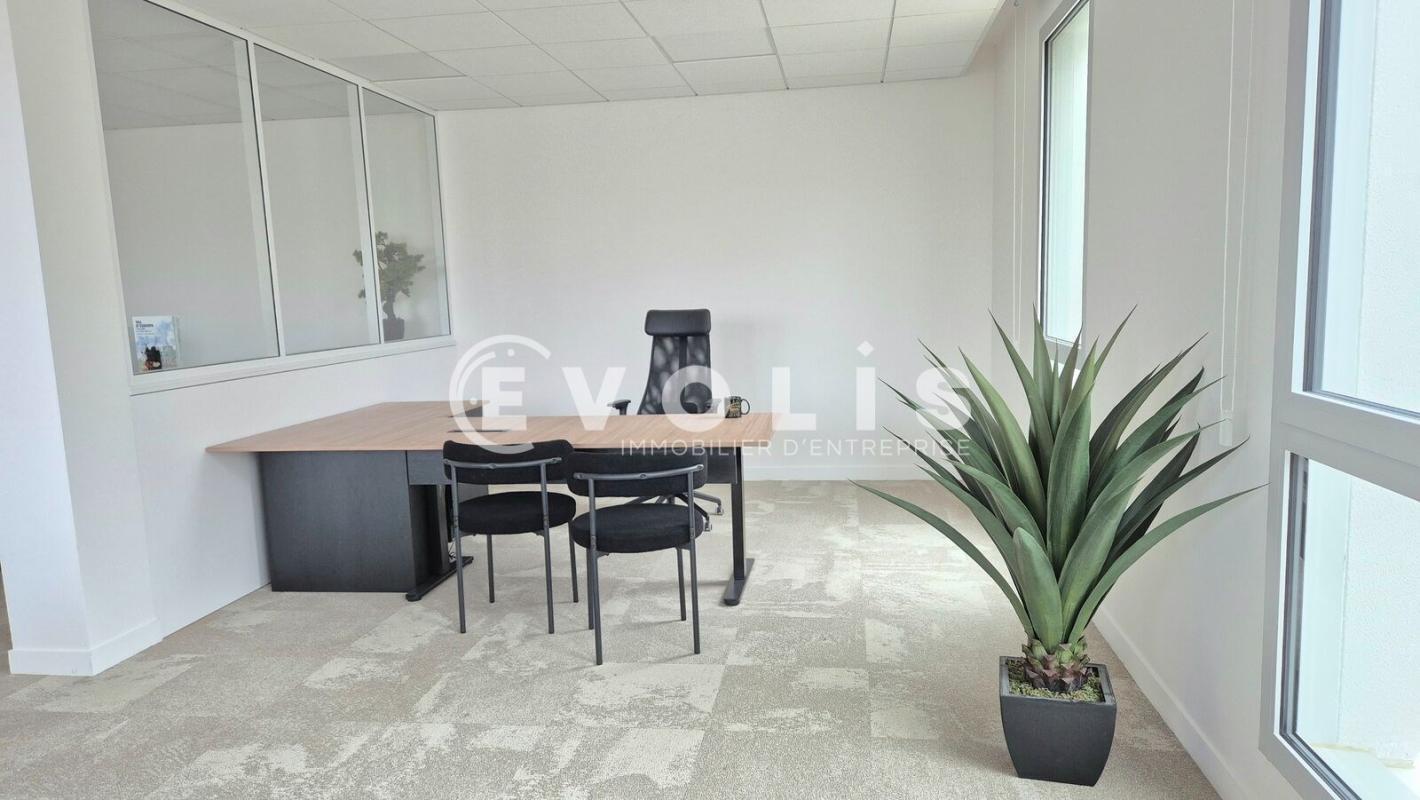Office in Serris for lease Interior Photo- Image 1 of 23