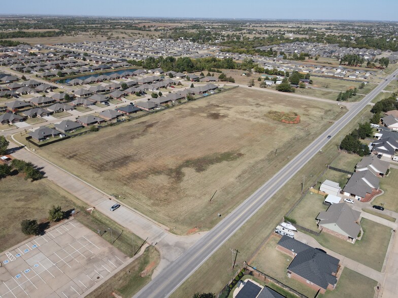 700 N Clear Springs Rd, Mustang, OK à vendre - Photo du bâtiment - Image 1 de 1