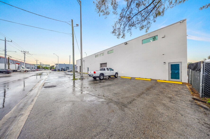 7550 W 2nd Ct, Hialeah, FL à louer - Photo du bâtiment - Image 2 de 37