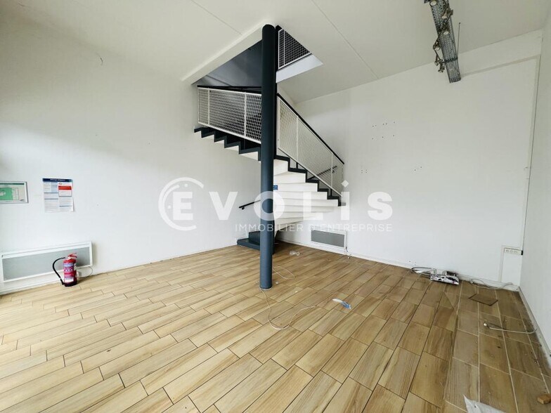 Flex in Croissy Beaubourg for lease - Building Photo - Image 2 of 12