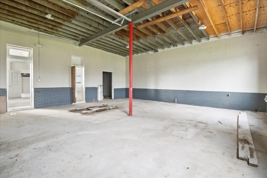 101 Doctor Donnie H Jones Jr Blvd W, Princeton, NC for sale - Interior Photo - Image 2 of 4