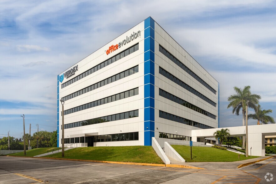 1501 Belvedere Rd, West Palm Beach, FL à louer - Photo du bâtiment - Image 1 de 6