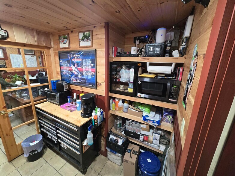 12226 NY-28, Poland, NY à vendre - Photo du bâtiment - Image 3 de 6