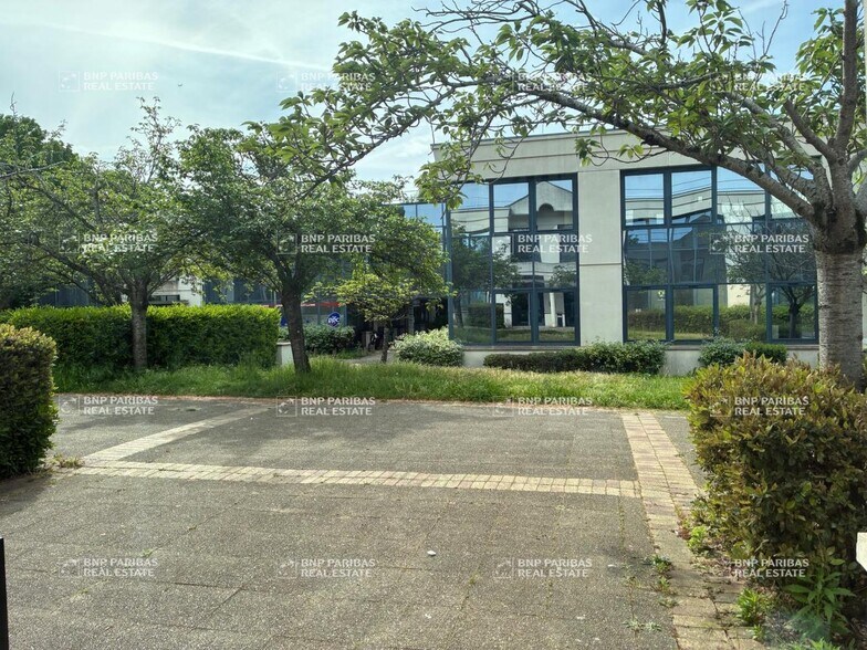 Office in Créteil for lease - Building Photo - Image 1 of 10