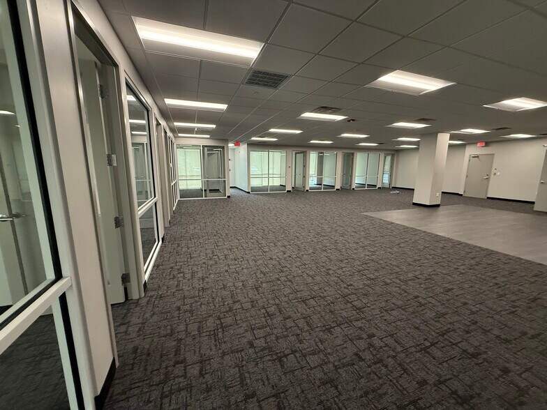 24301 Walden Center Dr, Bonita Springs, FL à louer - Photo du bâtiment - Image 3 de 9