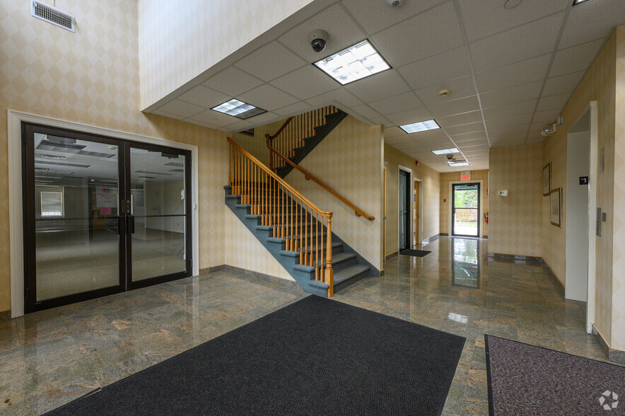 901 State Rt 23 S, Pompton Plains, NJ for lease - Lobby - Image 3 of 5