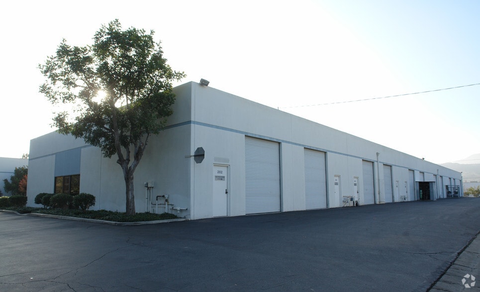 996 Lawrence Dr, Newbury Park, CA for lease - Building Photo - Image 2 of 9