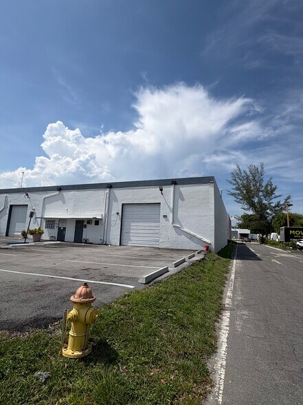 1037 NW 1st Ct, Hallandale Beach, FL à louer - Photo du bâtiment - Image 3 de 6