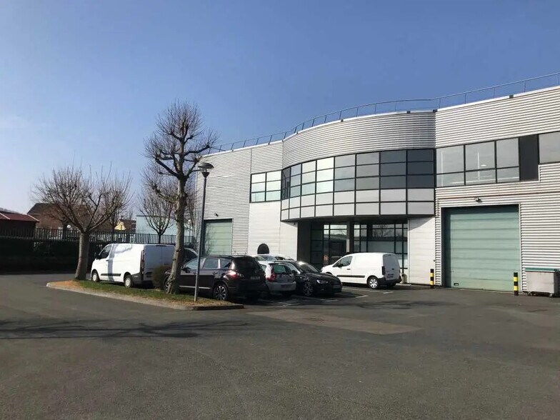 1 Rue Du Groupe Manouchian, Élancourt for lease - Primary Photo - Image 1 of 6