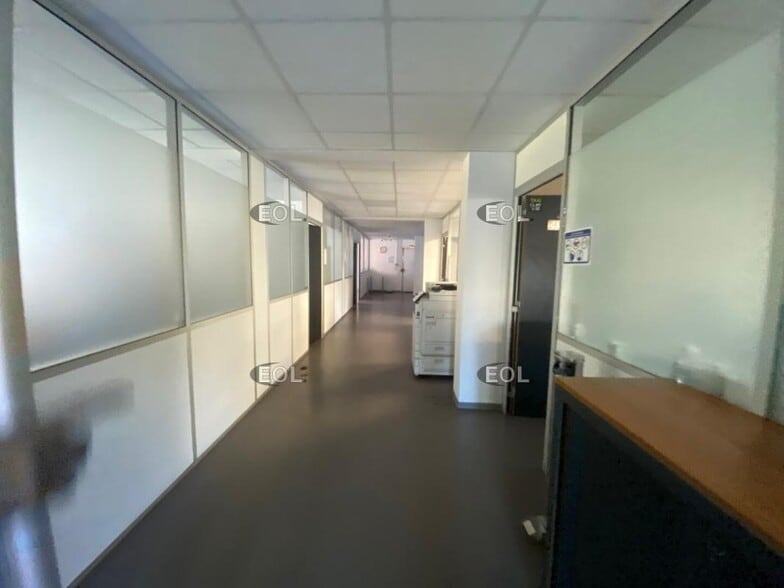 Office in Marseille for lease - Interior Photo - Image 3 of 6
